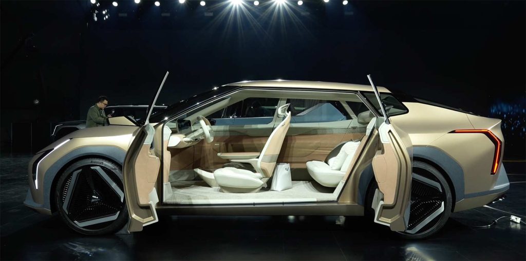 Kia Concept EV4 - en el KIA EV Day 2023 - diseño exterior con puertas abiertas