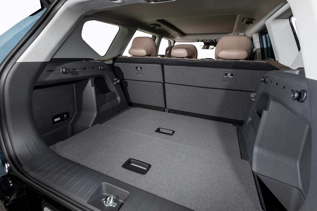 KIA EV5 SUV eléctrico de producción - interiores, cajuela con asientos replegados