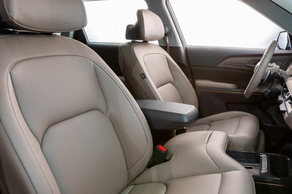 KIA EV5 SUV eléctrico de producción - interiores, asientos frontales