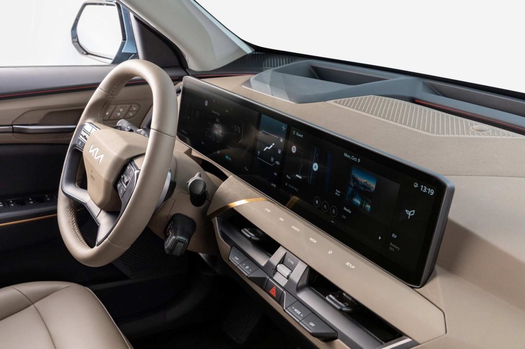 KIA EV5 SUV eléctrico de producción - interiores, consola central, pantallas, volante
