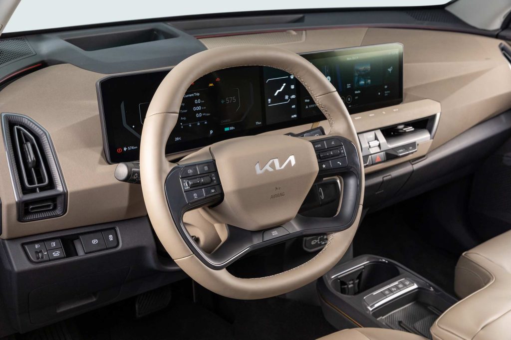 KIA EV5 SUV eléctrico de producción - interiores, consola central, pantallas, volante con controles