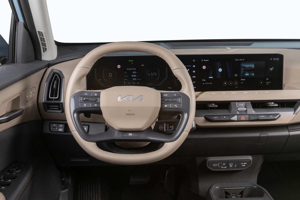 KIA EV5 SUV eléctrico de producción - interiores, volante con controles en color de dos tonos