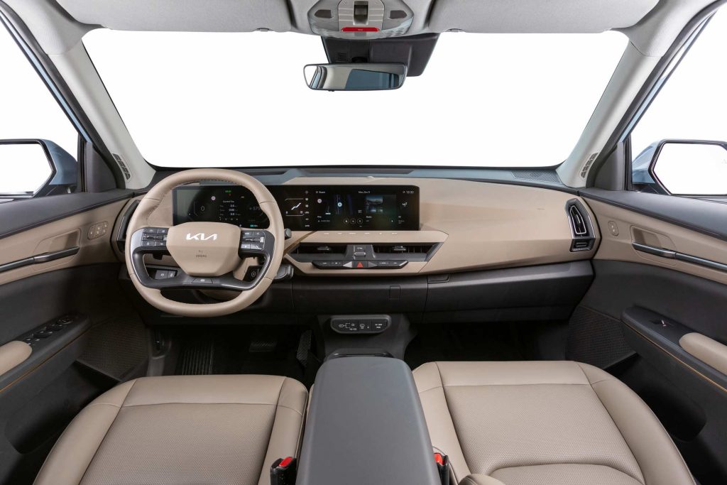 KIA EV5 SUV eléctrico de producción - interiores, volante con controles en color de dos tonos, consola central, tablero, pantallas