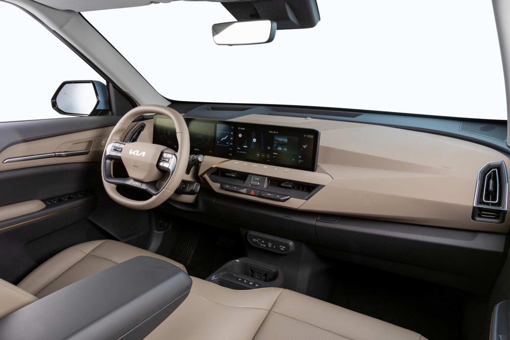 KIA EV5 SUV eléctrico de producción - interiores, volante con controles en color de dos tonos, consola central, tablero, pantallas, espejo retrovisor y otros