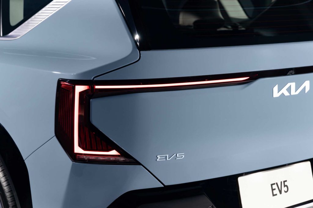 KIA EV5 SUV eléctrico de producción - diseño exterior, parte posterior, emblema EV5