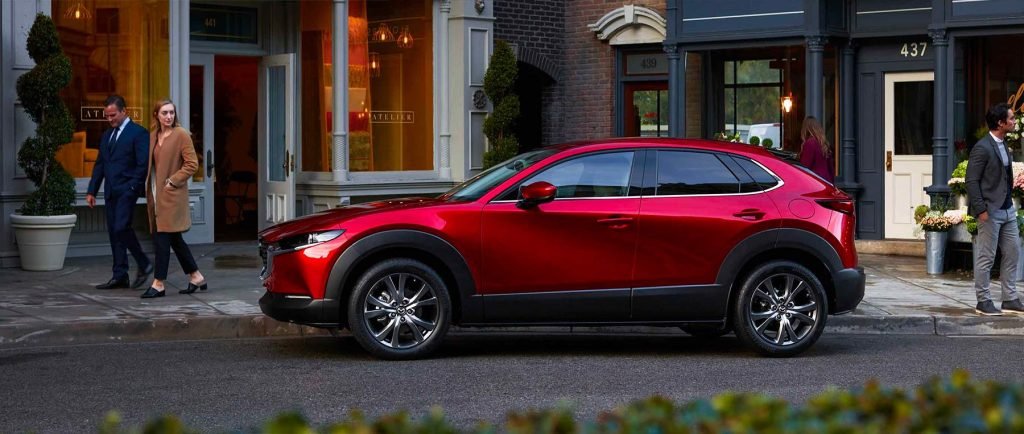 Mazda CX-30 2024 en México - exterior color rojo, lateral en calle