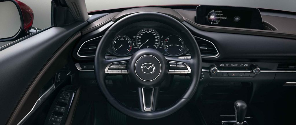 Mazda CX-30 2024 en México - interior, volante con controles, velocímetro y tacómetro