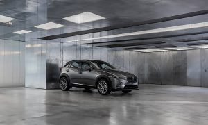 Mazda CX-3 2024 en México - diseño exterior - color gris, estacionada con renovados rines