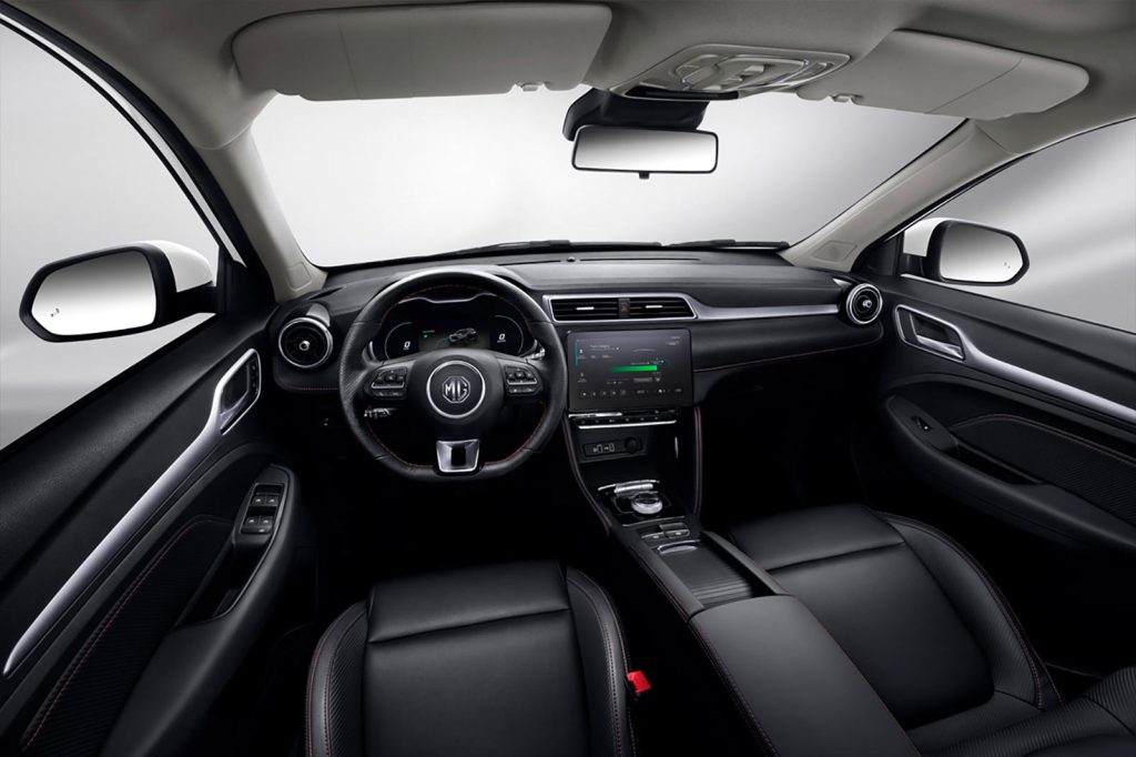 MG ZS EV 2024 en México, interior, volante en piel, clúster digital a color, pantalla touch con Android Auto y Apple CarPlay