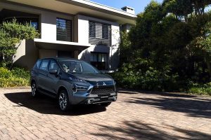 Mitsubishi Xpander 2024 en México - color gris, diseño exterior, estacionada en casa