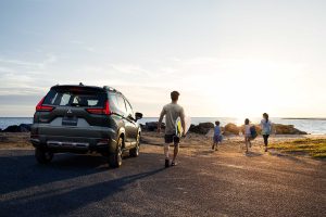 Mitsubishi Xpander 2024 en México - color gris, diseño exterior, estacionada frente a playa