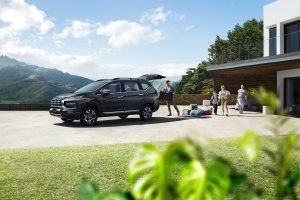 Mitsubishi Xpander 2024 en México - exterior con cajuela abierta para mostrar espacio metiendo maletas