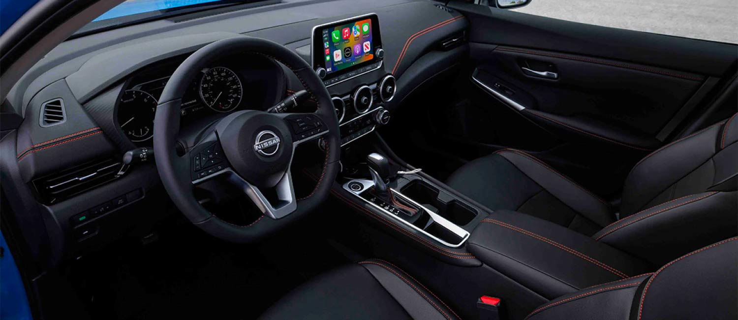 Nissan Sentra 2024 interiores - volante, pantalla flotante, consola central