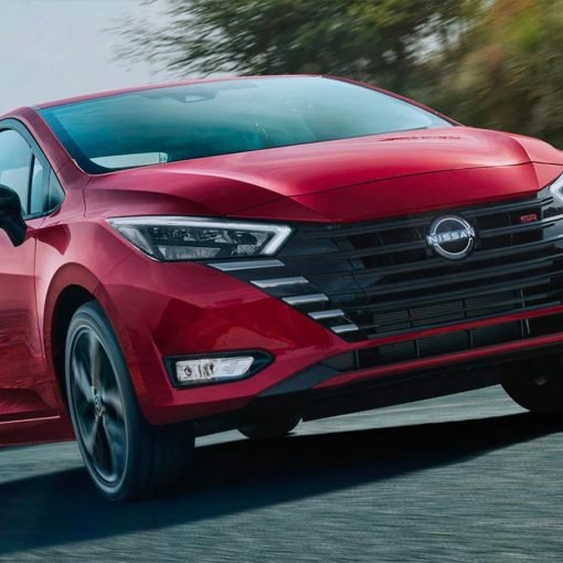 Nissan Versa 2024 en México - versión SR color rojo