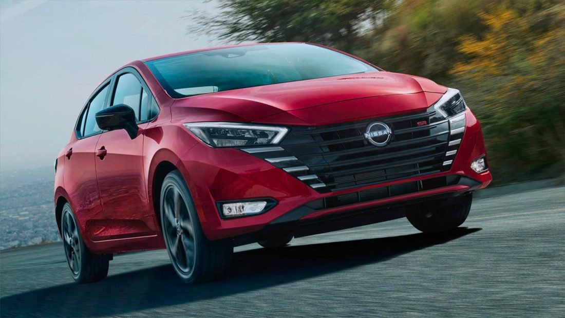 Nissan Versa 2024 en México - versión SR color rojo