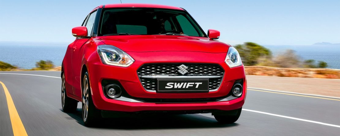 Suzuki Swift 2024 en México - color rojo en carretera