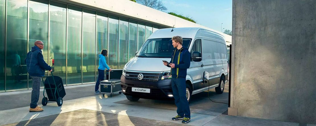Volkswagen e-Crafter 2023 Cargo Van eléctrico - diseño exterior en negocio