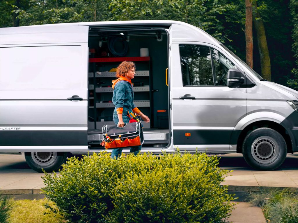 Volkswagen e-Crafter 2023 Cargo Van eléctrico - diseño interior, capacidad de carga, lateral puerta corrediza abierta
