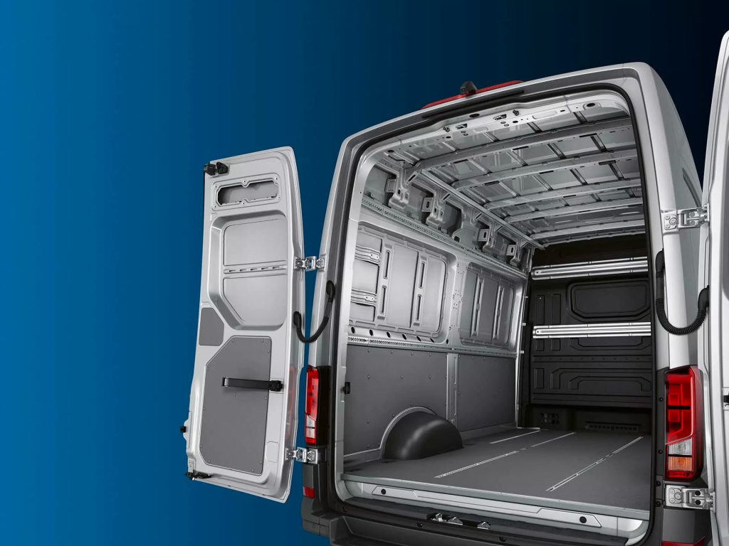 Volkswagen e-Crafter 2023 Cargo Van eléctrico - diseño interior, capacidad de carga, puertas traseras abiertas
