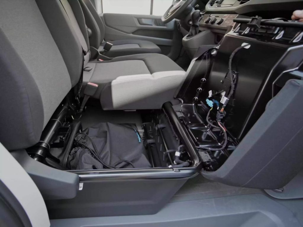 Volkswagen e-Crafter 2023 Cargo Van eléctrico - diseño interior, Compartimentos de almacenamiento en cabina La cabina del conductor ha sido diseñada de manera inteligente, para sacar provecho de cualquier espacio que le permitirá almacenar diversos objetos.