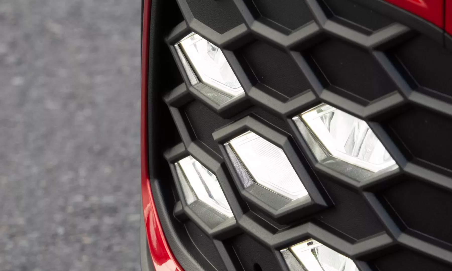 Volkswagen GTI 2024 en México - color Rojo, diseño exterior entramado de entradas de aire