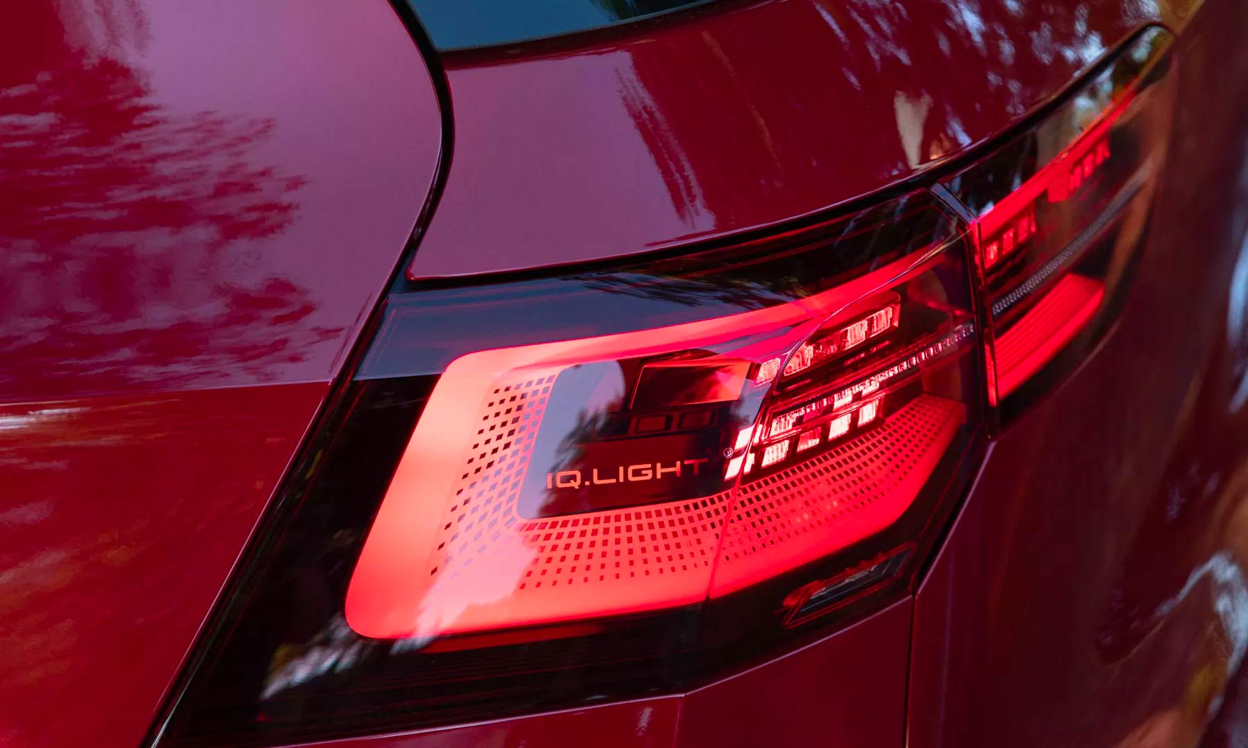 Volkswagen GTI 2024 en México - color Rojo, diseño exterior acercamiento a los faros LED traseros