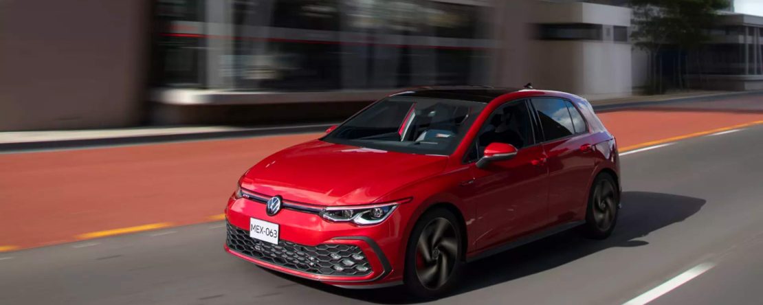 Volkswagen GTI 2024 en México - color Rojo, diseño exterior, en calle