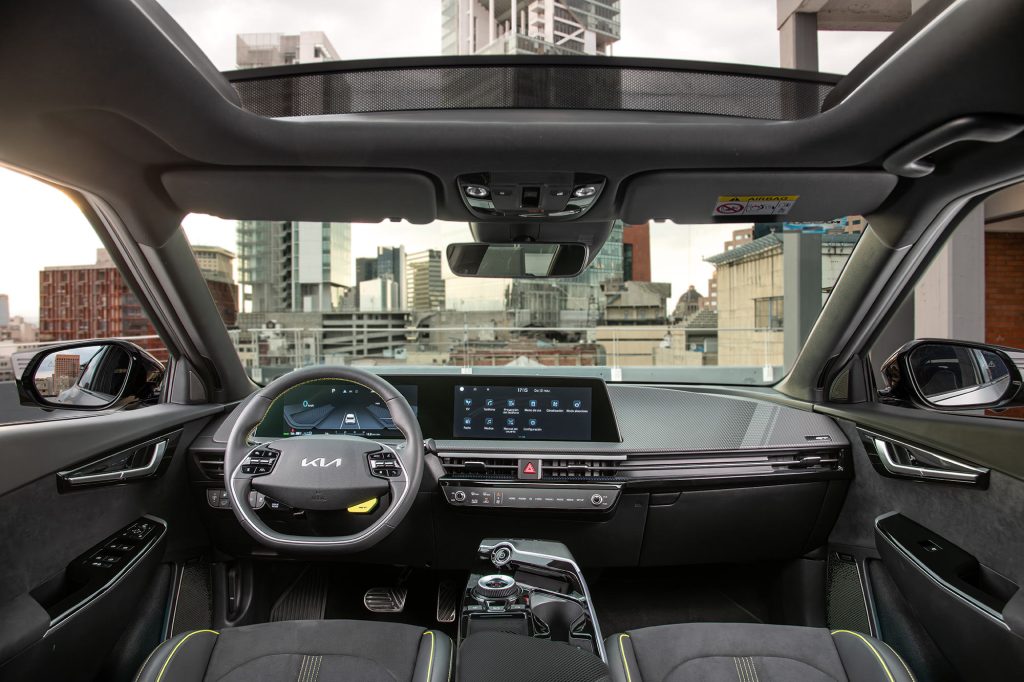 Kia EV6 GT 2024 - 100% eléctrico en México - diseño interior, quemacocos, techo panorámico, volante con controles, consola central, pantallas
