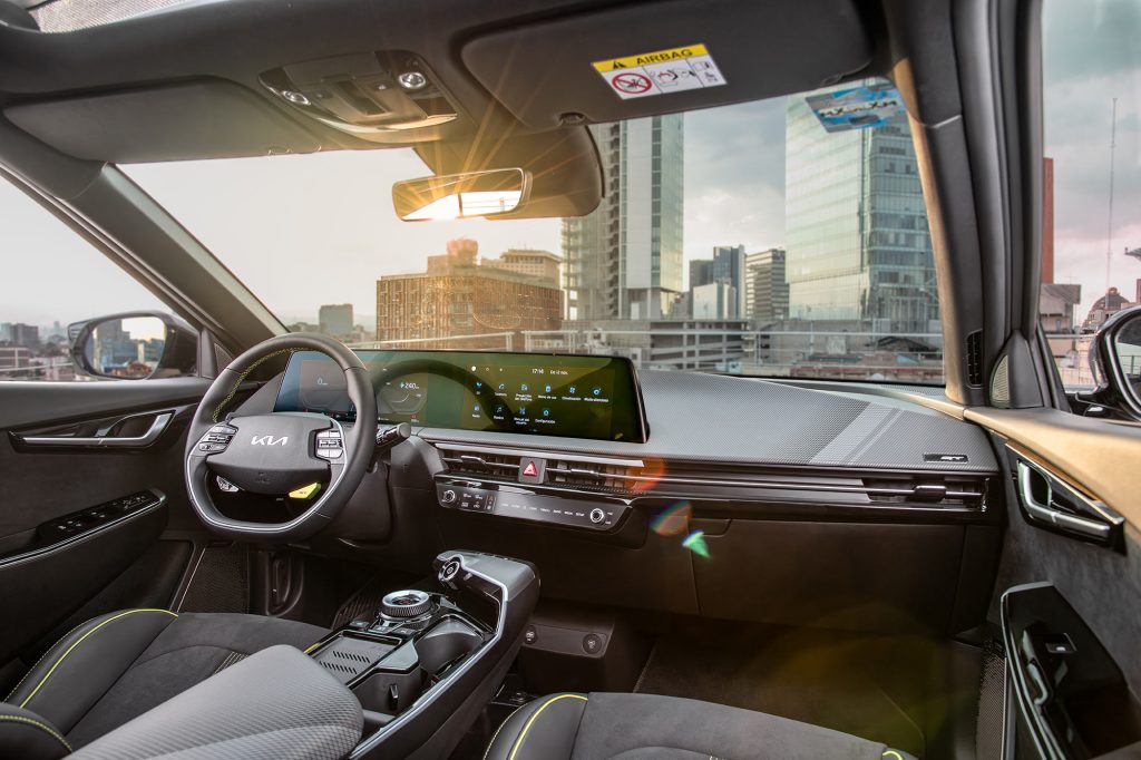 Kia EV6 GT 2024 - 100% eléctrico en México - diseño interior, quemacocos, techo panorámico, volante con controles, consola central, pantallas, parte de asientos, espejo retrovisor