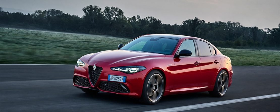 Alfa Romeo Giulia 2024 en México - exterior, de frente y lateral en carretera color rojo