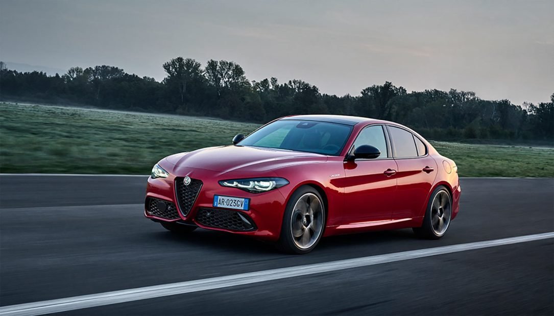 Alfa Romeo Giulia 2024 en México - exterior, de frente y lateral en carretera color rojo