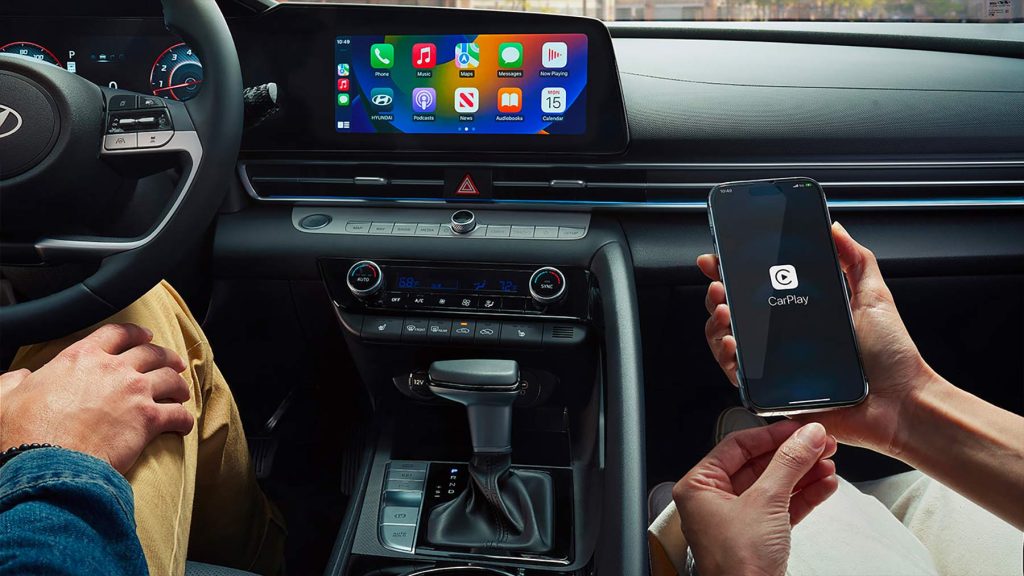 Hyundai Elantra 2024 en México, diseño interior - pantalla touch conectando inalámbricamente con Apple CarPlay y Android Auto