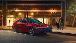 Hyundai Elantra 2024 en México, diseño exterior - color rojo, parte lateral y frontal