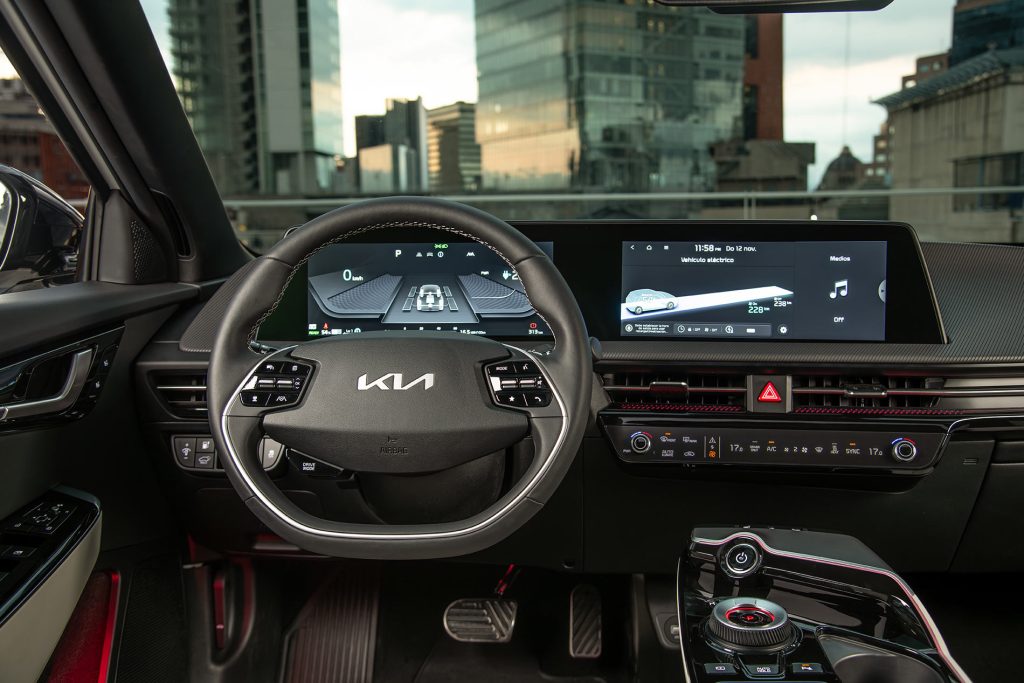 Kia EV6 GT-Line 2024 en México - diseño interior, volante, pantalla