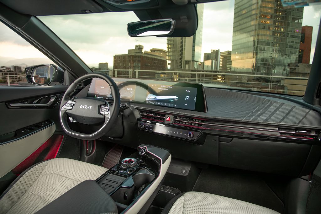 Kia EV6 GT-Line 2024 en México - diseño interior, volante, pantalla, tablero, consola central