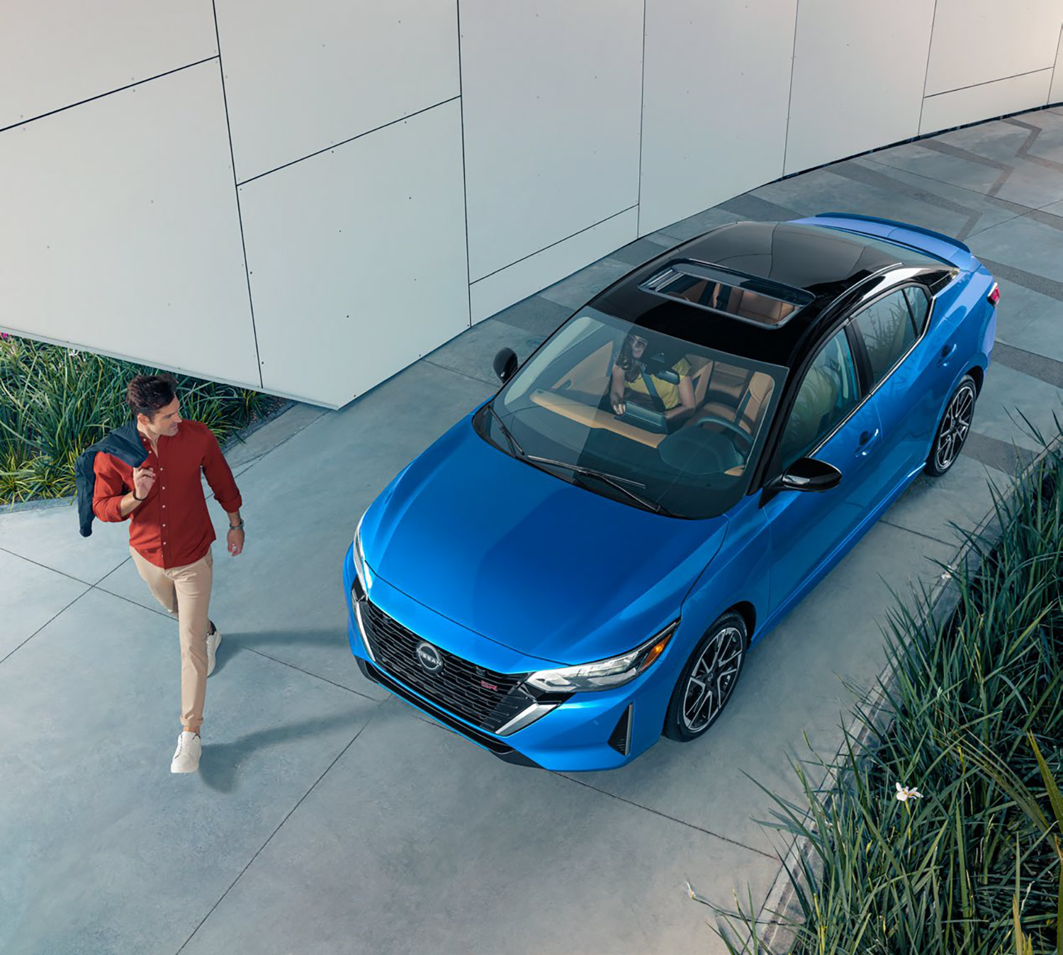 Nissan Sentra 2024 en México - color azul con negro, quemacocos eléctrico