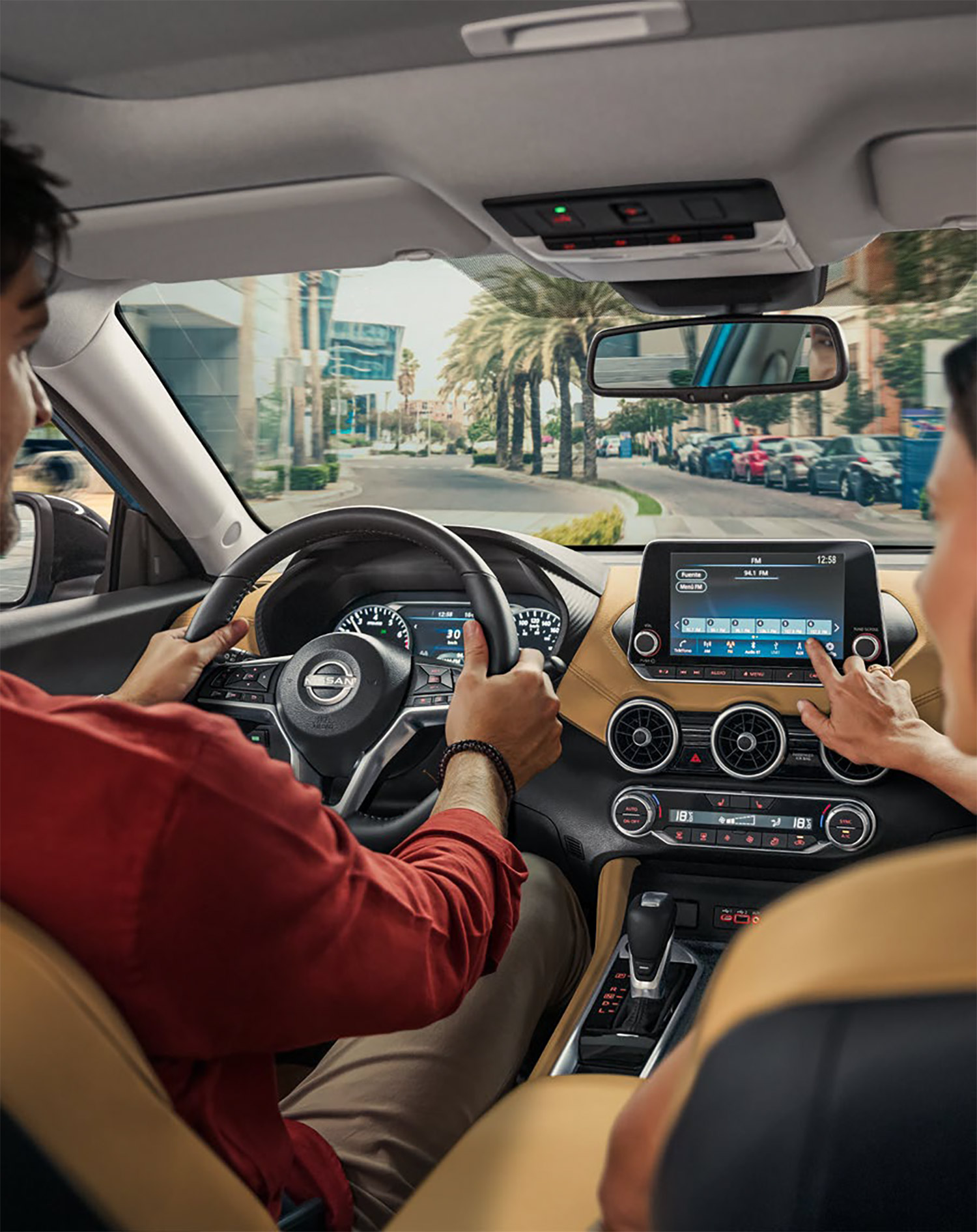 Nissan Sentra 2024 en México - interiores, pantalla touch, volante con funciones