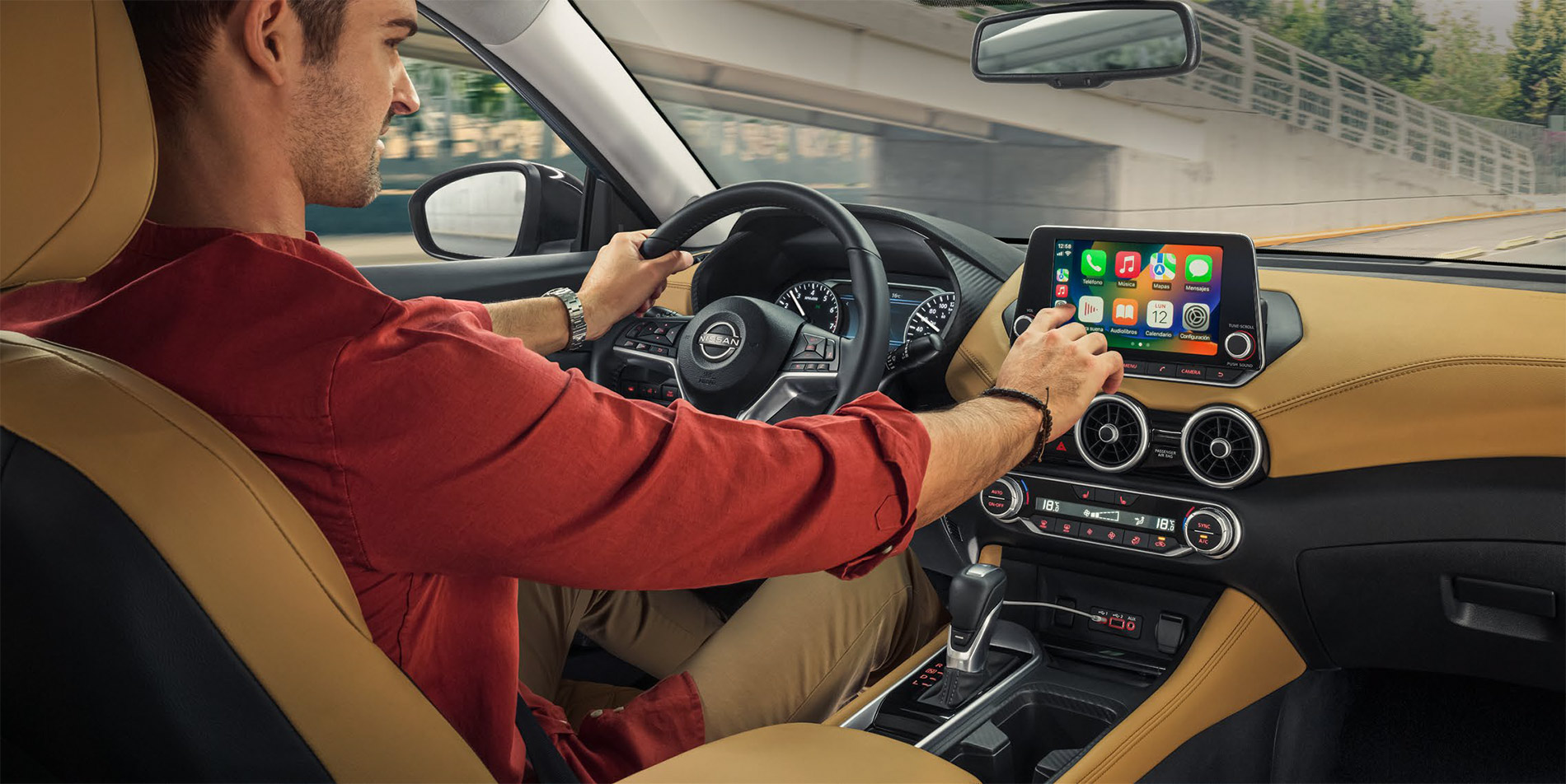 Nissan Sentra 2024 en México - interiores, tocando la pantalla de infoentretenimiento con Android Auto y Apple CarPlay