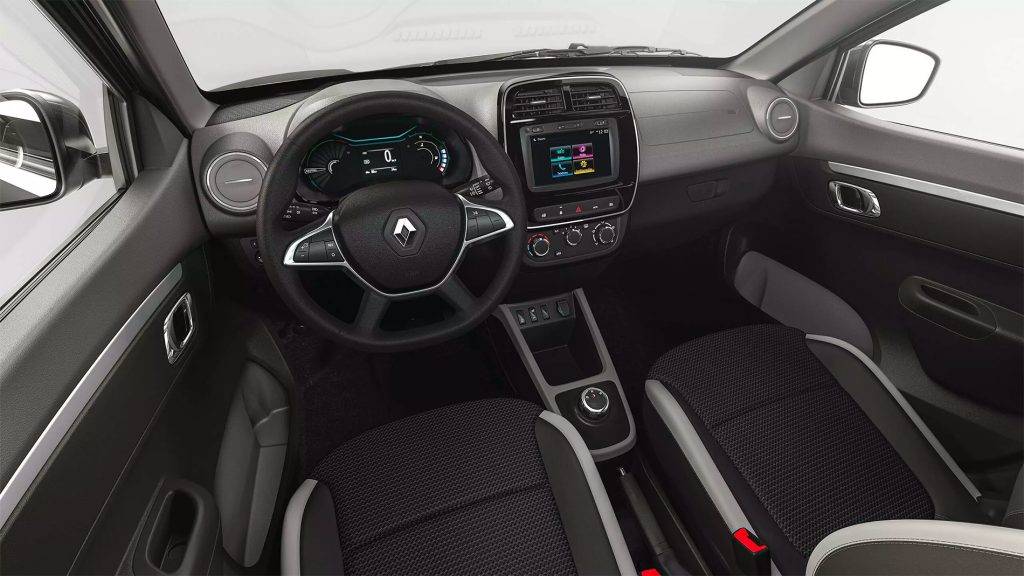 Renault Kwid E-Tech 2024 en México, diseño interior con volante con controles, pantalla a color y consola central