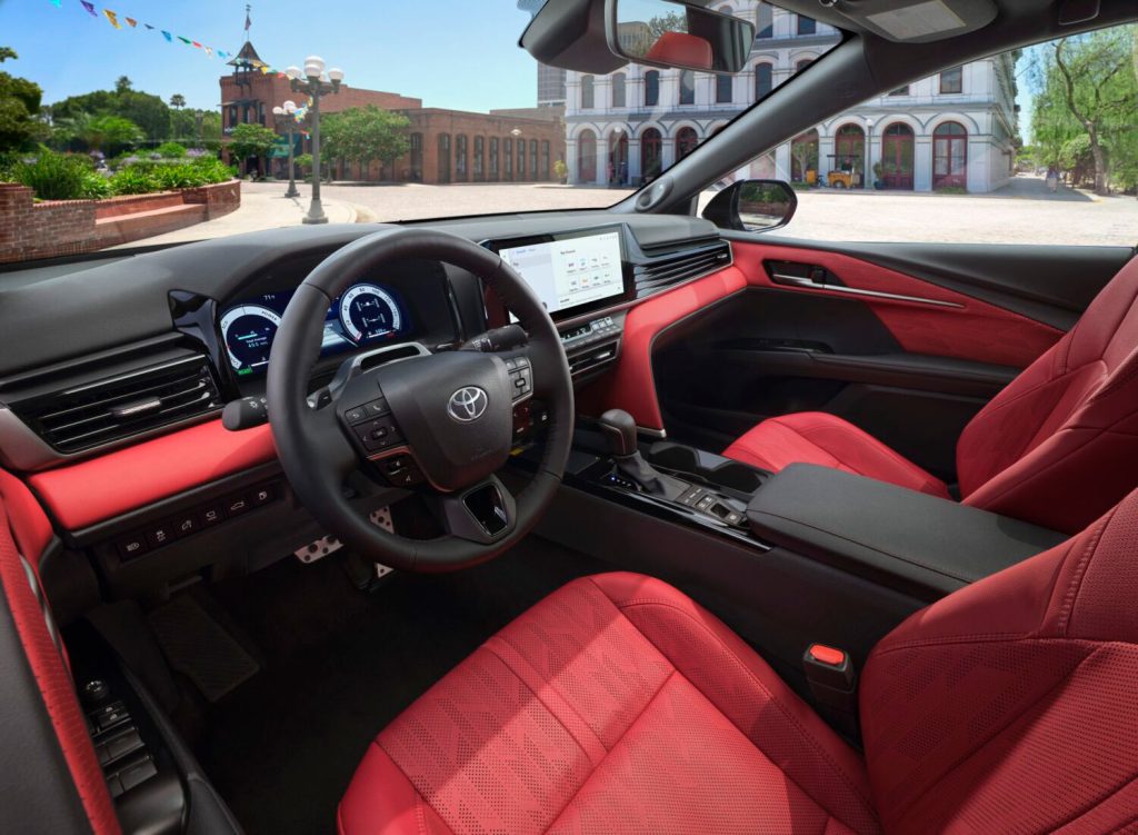 Toyota Camry 2025 interiores con asientos en rojo