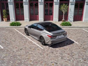 Toyota Camry 2025 exterior color plata con techo negro