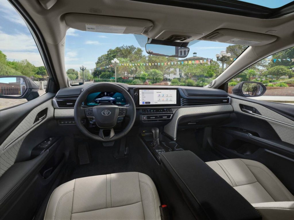 Toyota Camry 2025 interiores con volante, pantalla, asientos en color beige