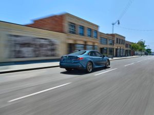 Toyota Camry 2025 exterior en calle parte posterior