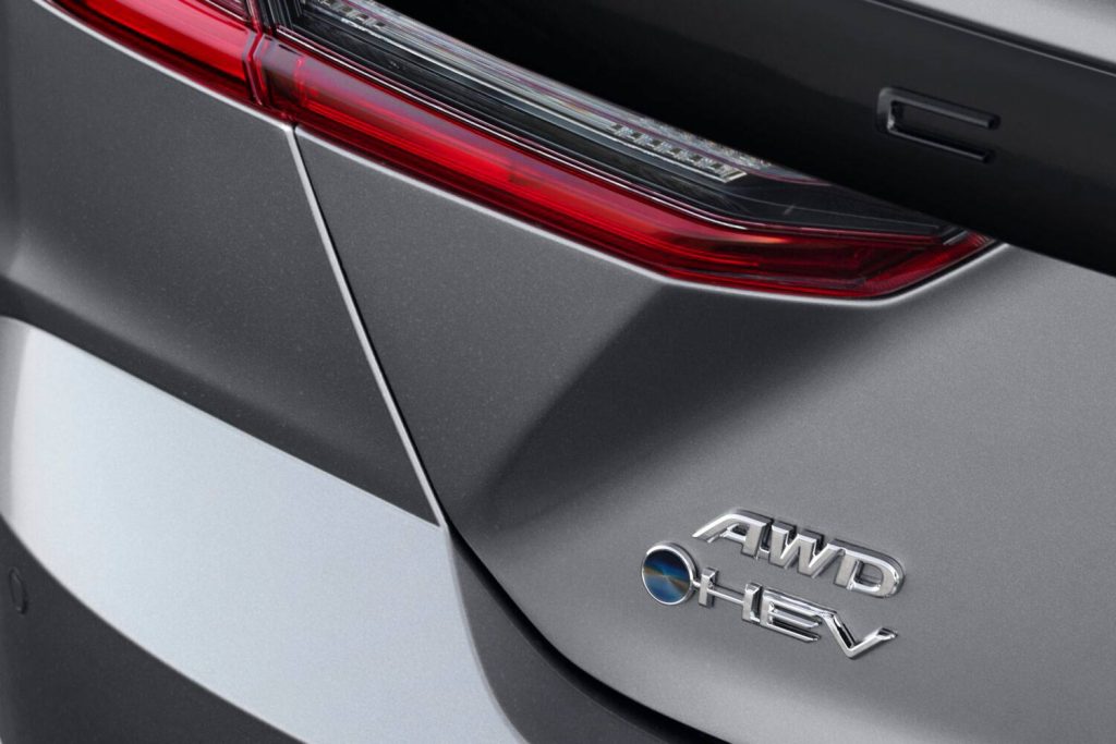 Toyota Camry 2025 parte posterior con emblemas AWD y HEV