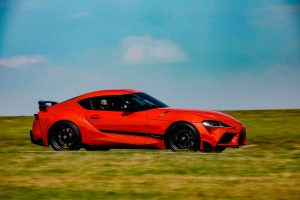 Toyota GR Supra MT Edición Especial Naranja 2024 en México - en carretera, lateral