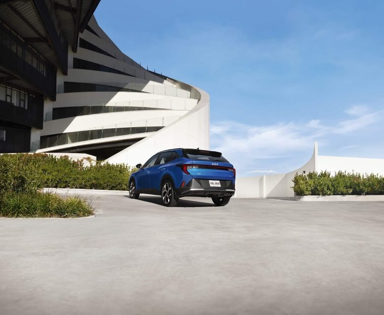 Kia K3 Hatchback 2024 en México exterior estacionado, parte posterior