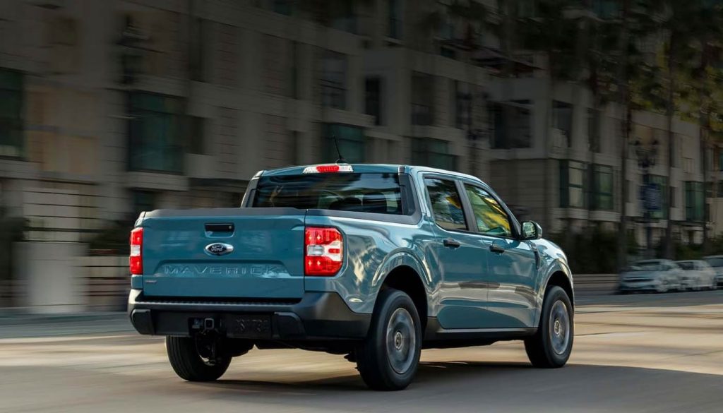 Ford Maverick Híbrida 2024 en México - exterior en calle parte trasera