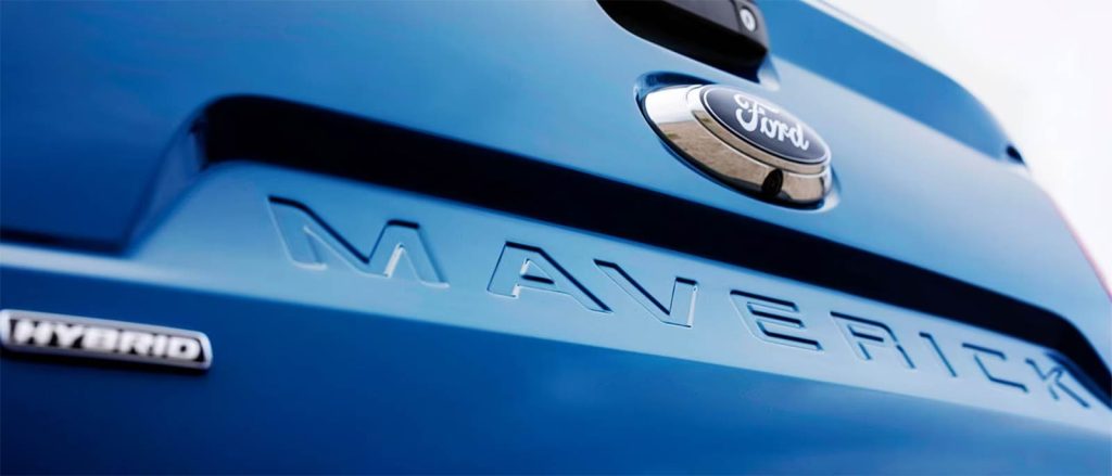 Ford Maverick Híbrida 2024 en México - exterior en calle parte trasera emblema y nombre