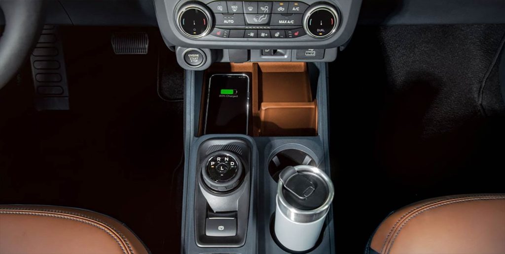 Ford Maverick Híbrida 2024 en México - interior, consola centrar con diversos espacios