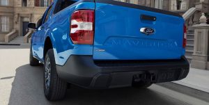 Ford Maverick Híbrida 2024 en México - exterior en calle parte trasera emblema con logotipo Hybrid, cajuela